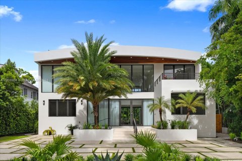 House in Miami Beach, Florida 5 bedrooms, 444.17 sq.m. № 1372468 - photo 13