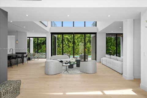 House in Miami Beach, Florida 5 bedrooms, 444.17 sq.m. № 1372468 - photo 17