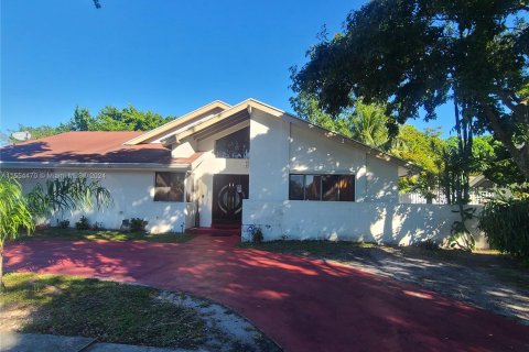 House in Miami, Florida 3 bedrooms, 145.95 sq.m. № 1078554 - photo 1