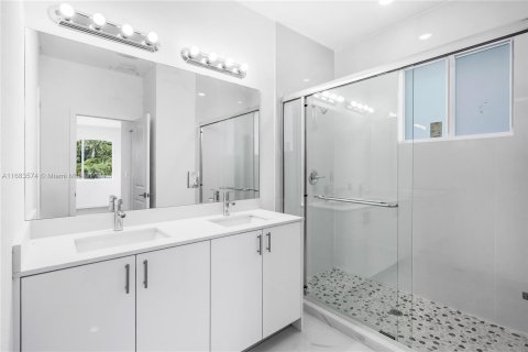 Townhouse in Miami, Florida 5 bedrooms, 232.44 sq.m. № 1418444 - photo 26