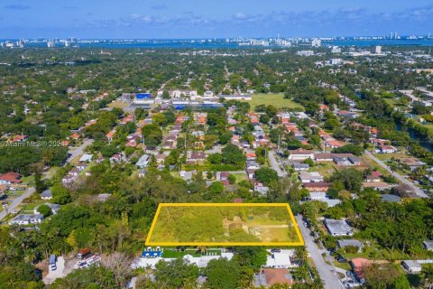 Propiedad comercial en venta en El Portal, Florida № 1229962 - foto 1