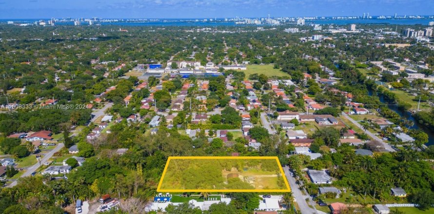 Commercial property in El Portal, Florida № 1229962