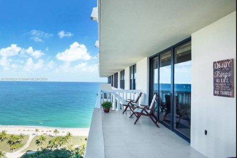 Condominio en venta en Bal Harbour, Florida, 2 dormitorios, 156.82 m2 № 1347728 - foto 2