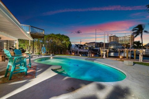 Villa ou maison à vendre à Riviera Beach, Floride: 4 chambres, 278.34 m2 № 890308 - photo 1