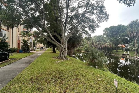 Condominio en venta en Lauderhill, Florida, 1 dormitorio, 70.14 m2 № 821110 - foto 3