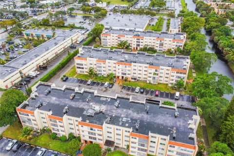 Condo in Lauderhill, Florida, 1 bedroom  № 821110 - photo 5