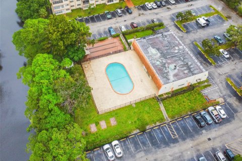 Condo in Lauderhill, Florida, 1 bedroom  № 821110 - photo 8