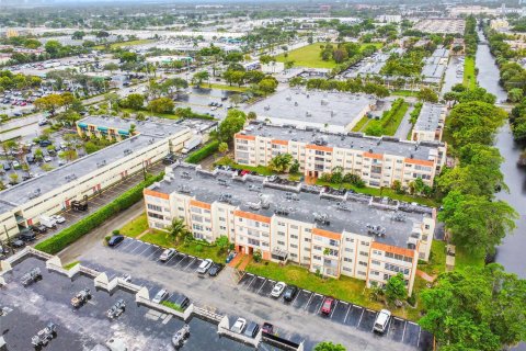 Condo in Lauderhill, Florida, 1 bedroom  № 821110 - photo 4