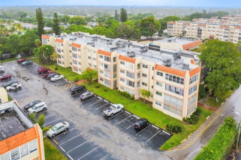 Condo in Lauderhill, Florida, 1 bedroom  № 821110 - photo 11