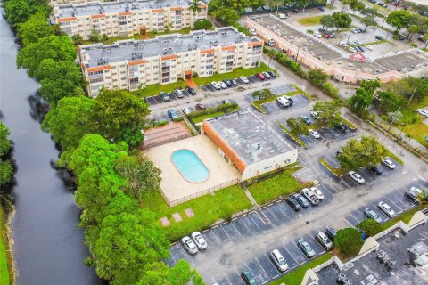 Condo in Lauderhill, Florida, 1 bedroom  № 821110 - photo 9