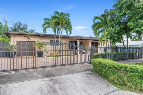 House in Cutler Bay, Florida 5 bedrooms, 193.61 sq.m. № 1351622 - photo 2