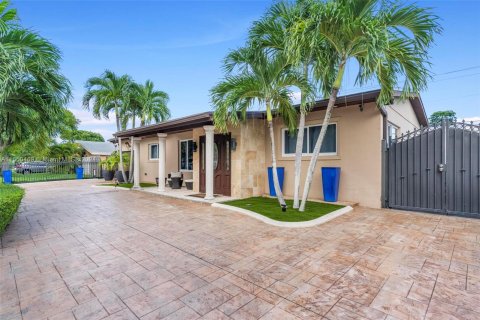 Casa en venta en Cutler Bay, Florida, 5 dormitorios, 193.61 m2 № 1351622 - foto 3