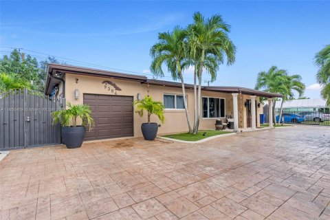 Casa en venta en Cutler Bay, Florida, 5 dormitorios, 193.61 m2 № 1351622 - foto 1