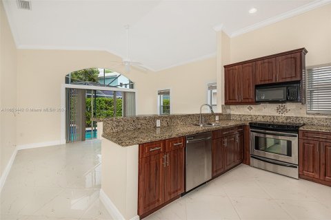 House in Pembroke Pines, Florida 3 bedrooms, 164.16 sq.m. № 1351749 - photo 5