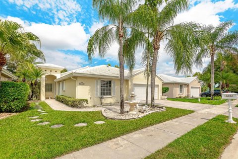 House in Pembroke Pines, Florida 3 bedrooms, 164.16 sq.m. № 1351749 - photo 1