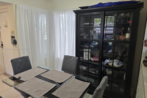 Condo in Miami, Florida, 2 bedrooms  № 1351624 - photo 24