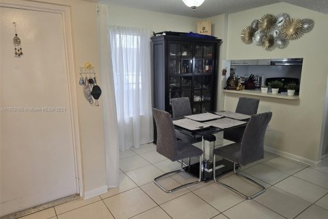 Condo in Miami, Florida, 2 bedrooms  № 1351624 - photo 25