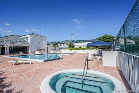 Villa ou maison à louer à Miami, Floride: 3 chambres, 172.24 m2 № 1351747 - photo 10