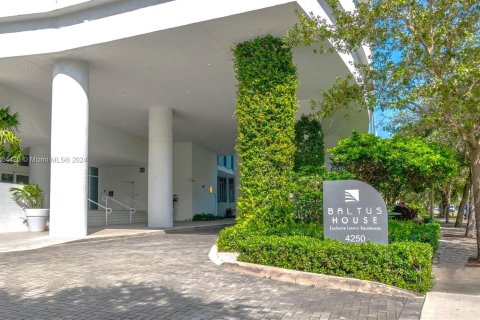 Condo in Miami, Florida, 1 bedroom  № 1351625 - photo 3