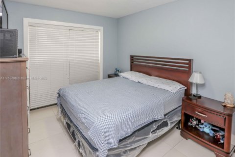 Condo in Hialeah, Florida, 2 bedrooms  № 717858 - photo 25