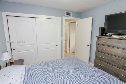 Condo in Hialeah, Florida, 2 bedrooms  № 717858 - photo 28