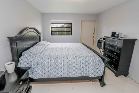 Condo in Hialeah, Florida, 2 bedrooms  № 717858 - photo 21