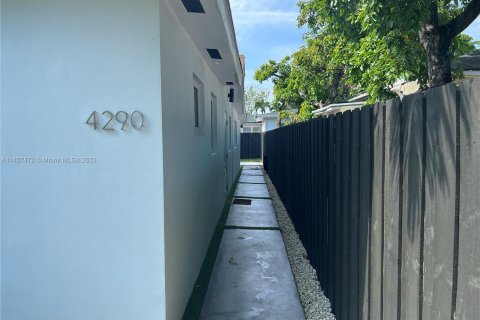 Commercial property in Miami, Florida 155.7 sq.m. № 642129 - photo 15