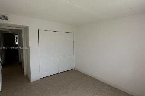 Condo in Hialeah, Florida, 3 bedrooms  № 925080 - photo 10