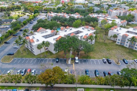 Condominio en venta en Hialeah, Florida, 3 dormitorios, 116.59 m2 № 925080 - foto 4