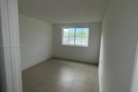 Condo in Hialeah, Florida, 3 bedrooms  № 925080 - photo 13