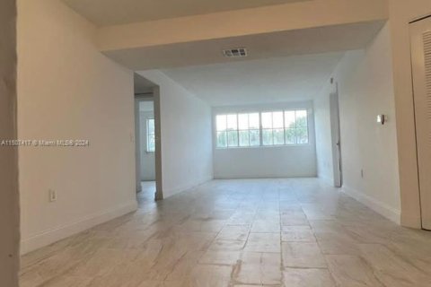 Condominio en venta en Hialeah, Florida, 3 dormitorios, 116.59 m2 № 925080 - foto 9