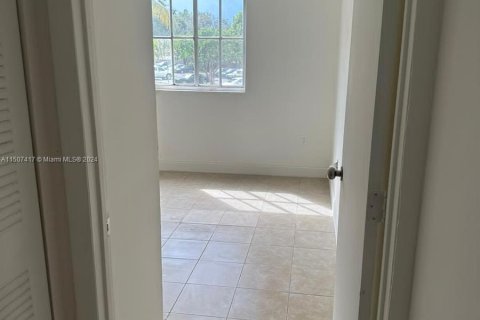 Condo in Hialeah, Florida, 3 bedrooms  № 925080 - photo 12