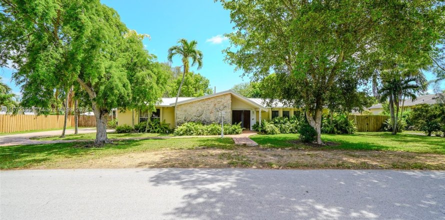 House in Palmetto Bay, Florida 5 bedrooms, 283.07 sq.m. № 1132256