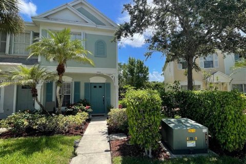 Touwnhouse à vendre à Tamarac, Floride: 2 chambres, 103.12 m2 № 1328104 - photo 1