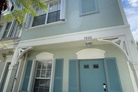 Touwnhouse à vendre à Tamarac, Floride: 2 chambres, 103.12 m2 № 1328104 - photo 2