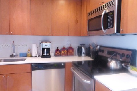 Condo in Miami Beach, Florida, 1 bedroom  № 1206257 - photo 11