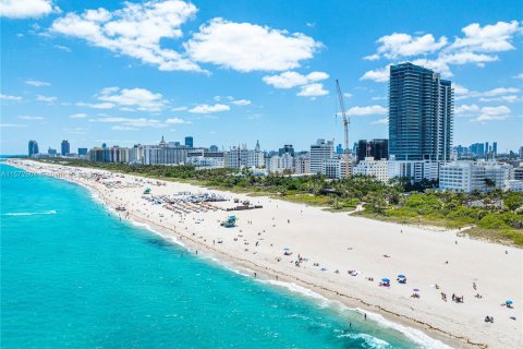 Condo in Miami Beach, Florida, 2 bedrooms  № 1132507 - photo 25