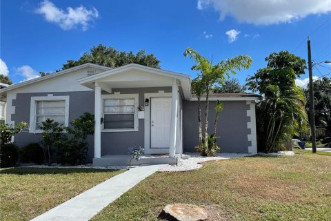 House in Tampa, Florida 3 bedrooms, 107.02 sq.m. № 1354128 - photo 9