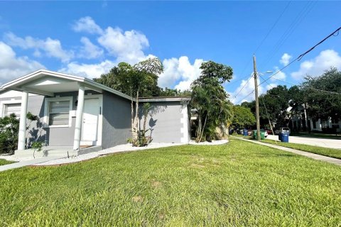 House in Tampa, Florida 3 bedrooms, 107.02 sq.m. № 1354128 - photo 1