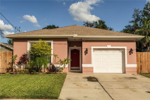 House in Tampa, Florida 4 bedrooms, 154.5 sq.m. № 1426180 - photo 1