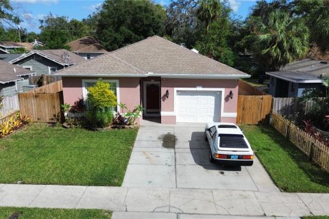 House in Tampa, Florida 4 bedrooms, 154.5 sq.m. № 1426180 - photo 2