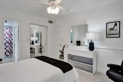 Condo in Lauderdale Lakes, Florida, 1 bedroom  № 869685 - photo 17