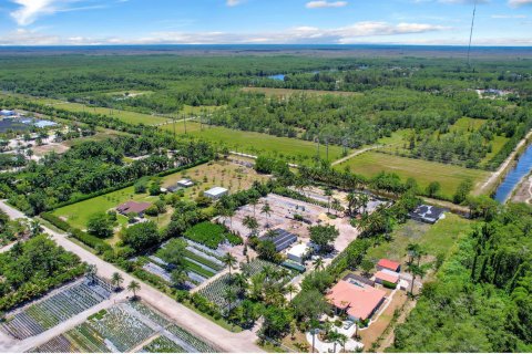 House in Lake Worth, Florida 5 bedrooms, 353.03 sq.m. № 1187643 - photo 13