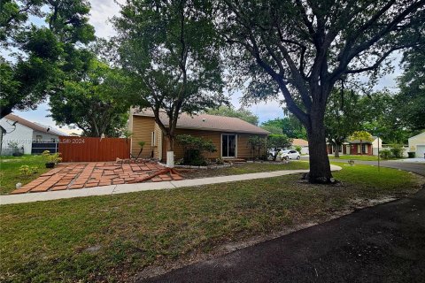 Villa ou maison à vendre à Pembroke Pines, Floride: 3 chambres, 102.47 m2 № 1319312 - photo 2