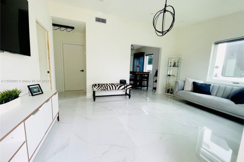 House in South Miami, Florida 2 bedrooms, 66.89 sq.m. № 1077702 - photo 19