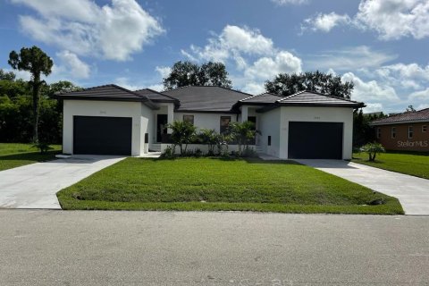 Купить коммерческую недвижимость в Пунта-Горда, Флорида 6 спален, 255.11м2, № 706141 - фото 1