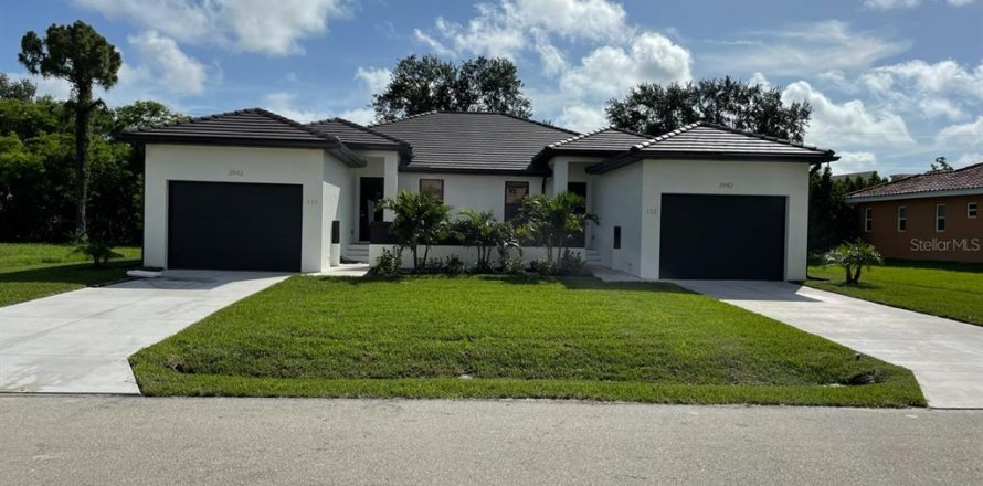 Commercial property in Punta Gorda, Florida 6 bedrooms, 255.11 sq.m. № 706141