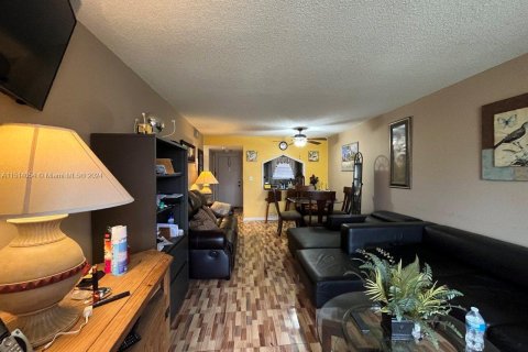 Condo in Sunrise, Florida, 1 bedroom  № 947623 - photo 3