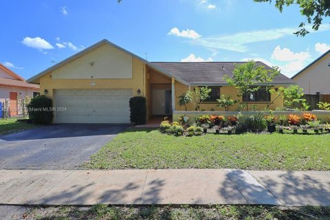 House in Pembroke Pines, Florida 3 bedrooms, 193.24 sq.m. № 1362777 - photo 1