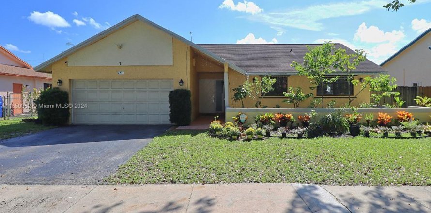 House in Pembroke Pines, Florida 3 bedrooms, 193.24 sq.m. № 1362777